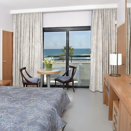 Palm Beach & Rezort Larnaca