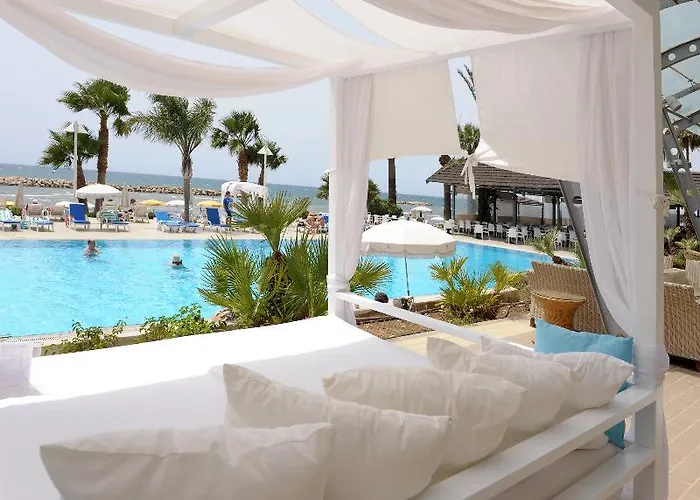 Resort Palm & Larnaca