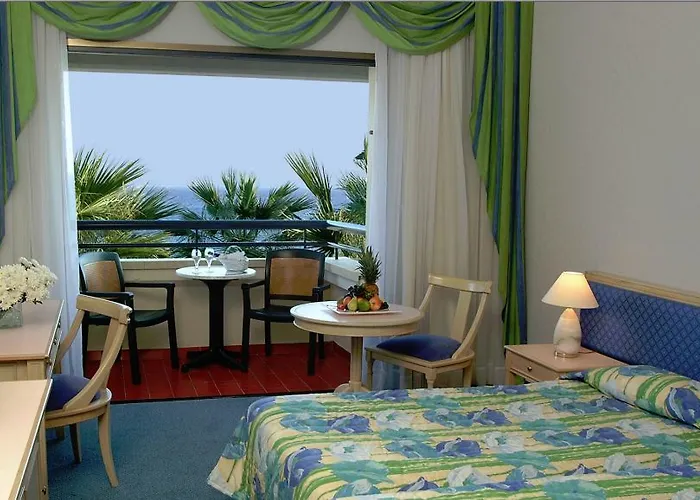 Palm & Ларнака