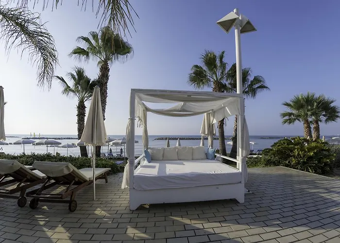 Palm & Ларнака