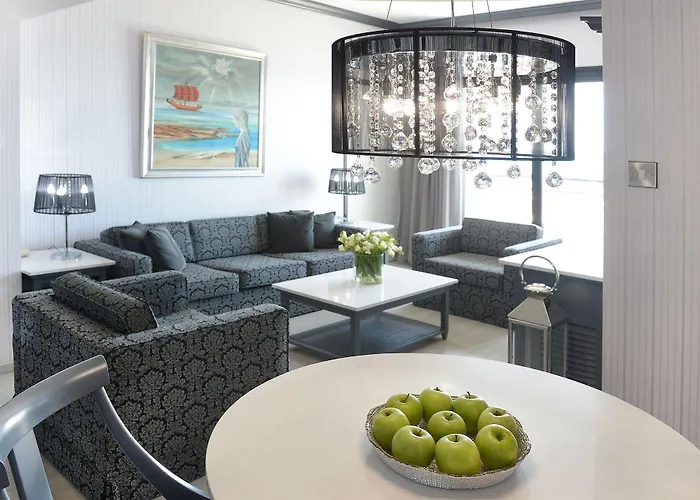 Complex Palm & Larnaca